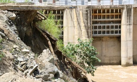 Sạt lở lớn cách chân đập thủy điện Nậm Mô khoảng 50m