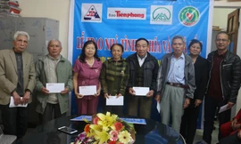 Báo Tiền Phong và nhà tài trợ trao 100 triệu đồng cho cựu TNXP Nghệ An