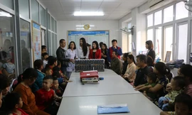 Người đẹp tài năng Đinh Phương Mỹ Duyên đến với bệnh nhi Nghệ An