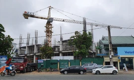 Dự án khủng bị “tuýt còi” vì để cần trục tháp vươn xa