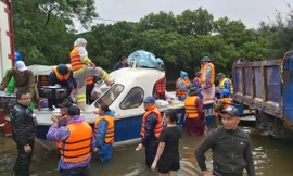 Hàng chục đoàn xe hàng nối nhau cứu viện cho 'rốn lũ' Quảng Bình