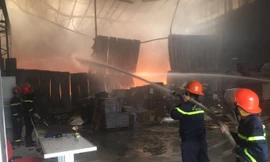 Lửa bùng phát dữ dội tại kho chứa hàng rộng 1.000m2