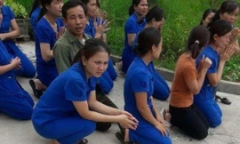 Vụ cô giáo quỳ gối: Đình chỉ cơ sở nhưng gia hạn hoàn thiện thủ tục