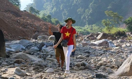 Người đẹp tài năng HHVN 2018 lội suối mang trung thu đến trẻ vùng biên