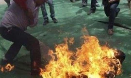 Nam công nhân bị tưới xăng đốt trước cổng khu công nghiệp