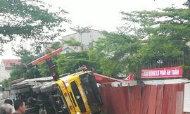 Hoảng hồn xe cẩu lật nghiêng, cần đổ sập xuống công trình