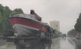 Công an Nghệ An chi viện ca nô cứu dân vùng lũ Hà Tĩnh