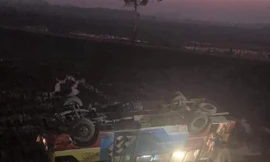 Lật xe buýt trên quốc lộ, hành khách hoảng loạn phá cửa thoát thân