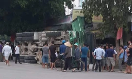 Xe chở đá bị lật nghiêng bên quốc lộ, đè sập nhà dân