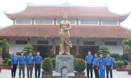 Tuổi trẻ Nghệ An dâng hương, dâng hoa tưởng niệm nhà cách mạng Nguyễn Thị Minh Khai