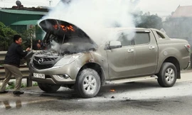 Đang lưu thông, xe bán tải bốc cháy ngùn ngụt giữa quốc lộ