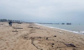 Tàu chở hàng gần 9.000 tấn chìm, khoảng 3km bờ biển có vệt cặn dầu