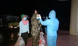 Trắng đêm đón công dân về nước tránh dịch COVID-19