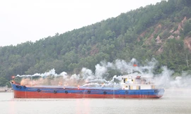 Hàng trăm người diễn tập cứu hộ tàu bị nạn tránh bão ở Nghệ An