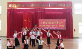 Trường miền núi Nghệ An tổ chức khai giảng sau thời gian dài chạy lũ