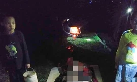 Cùng hai con trai 8 tuổi đi bắt cua đồng, người cha tử vong dưới mương nước