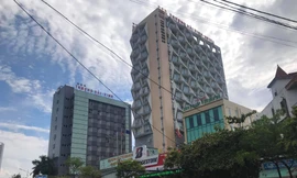 Bé trai 5 tuổi rơi từ tầng 9 khách sạn xuống đất tử vong