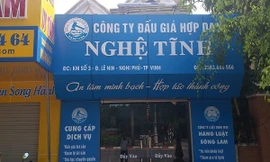 Tạm giữ Giám đốc công ty đấu giá vì nhận tiền 'bồi dưỡng' của người dân