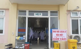 Công an áp tải 3 cô gái trở về từ Đà Nẵng đi cách ly theo quy định