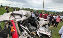 Tàu hỏa vò nát ô tô 7 chỗ: 2 người chết, 2 người nguy kịch