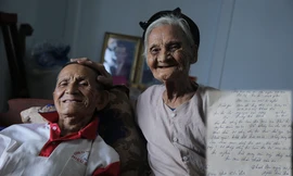 Chuyện về cặp vợ chồng 90 tuổi bất ngờ viết đơn xin thoát nghèo