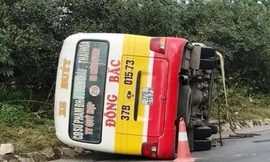 Xe buýt lật giữa đường, hành khách hoảng loạn đập kính thoát thân