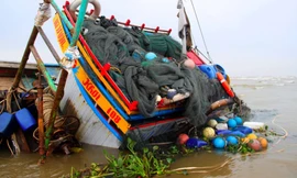 Tàu cá bị chìm tại cửa biển, 5 ngư dân may mắn thoát nạn