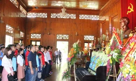 Hơn 300 nhà báo dâng hoa, dâng hương tại khu di tích Kim Liên