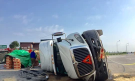 Xe container lật nhào khi ôm cua vòng xuyến