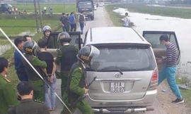 Hàng chục cảnh sát tổ chức vây ô tô chở 45 kg ma túy