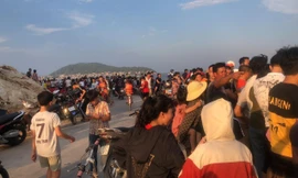 Nam sinh lớp 8 bị sóng cuốn mất tích khi tắm biển ở Nghệ An