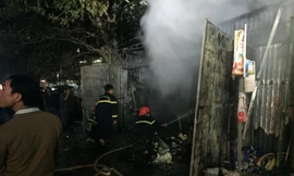 Cháy cửa hàng tạp hóa, quốc lộ 1A bị ùn tắc nhiều giờ