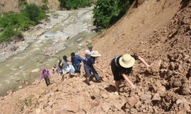 Đường 35km bị lũ xóa sổ, giáo viên biên giới vượt 100km để tới trường