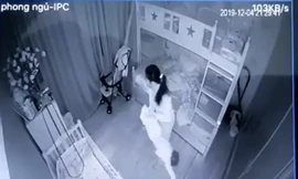 Kinh hoàng cảnh người giúp việc xách ngược chân, bạo hành dã man bé 1 tuổi