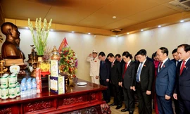 Đại biểu Đại hội Đảng bộ Nghệ An lần thứ XIX báo công với Bác ở Quảng trường Hồ Chí Minh