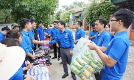 Sắc xanh tình nguyện đồng hành cũng sĩ tử