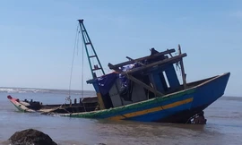 Tàu cá bị đá ngầm đâm thủng, ngư dân mất trắng hàng trăm triệu đồng