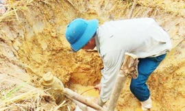 Rà sắt vụn trên ruộng, người dân phát hiện quả bom thời chiến 