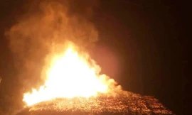 Nghịch tử châm lửa đốt nhà thành tro vì mẹ không cho tiền