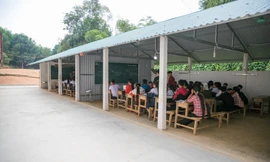 Tường nứt, ngói đổ, thầy trò bỏ lớp ra nhà giữ xe để học