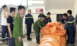 Mâu thuẫn chuyện gia đình, người phụ nữ lên tầng 6 dọa nhảy lầu tự tử