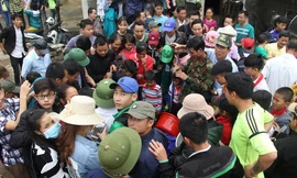 Bắt 'cá thần' tại kênh cầu Lim