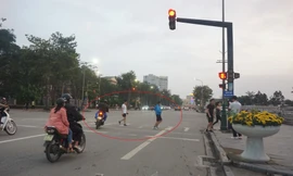 Biển báo 'Đèn đỏ được phép đi thẳng' lộ nhiều bất cập