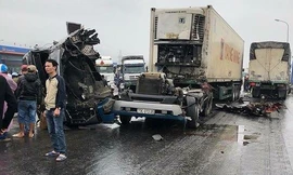 Container văng cabin xuống đường sau cú đâm kinh hoàng