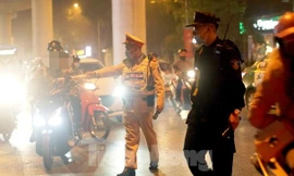 Khống chế người đàn ông đập điện thoại vào đầu cảnh sát 141