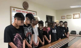 Nhóm học sinh kéo lê ‘phóng lợn’ trên đường để thị uy 