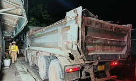 Theo chân cảnh sát ‘đánh trận’ đêm với ‘chim mồi’, xe quá tải ở Hà Nội 