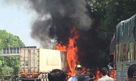 Xe đầu kéo bất ngờ bốc cháy ngùn ngụt khi đang lưu thông trên cao tốc