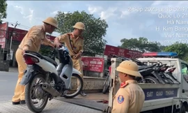 CSGT chặn bắt nhóm ‘tổ lái’ đi xe máy không biển số vào cao tốc