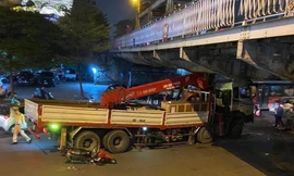 Xe cẩu mắc kẹt sau khi tông vào dầm cầu Long Biên, 2 người bị thương
